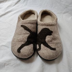Cute and cozy chocolate/brown lab dog slippers! Size 7 Great condition.